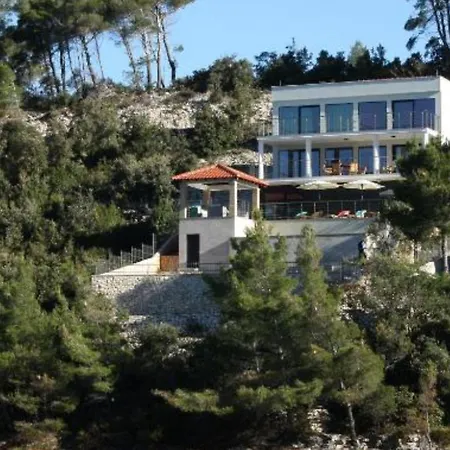 Beachfront Luxury With Private Pool And Stunning Sea Views *